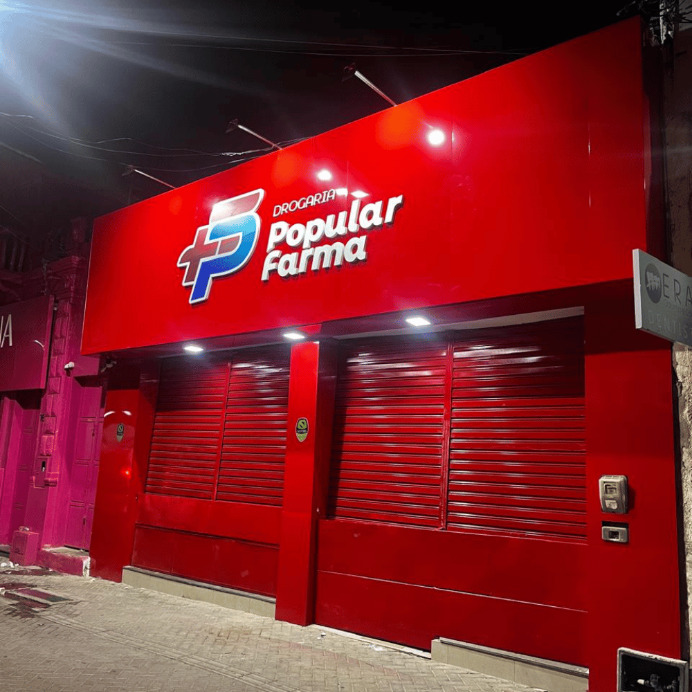 Farmacêutica atendendo cliente com atenção e cuidado